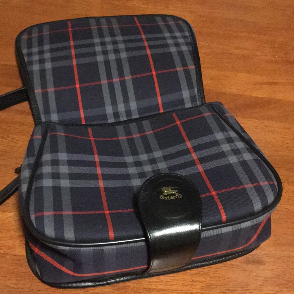 Burberry’s Lady’s shoulder bag - Picture 2 of 6